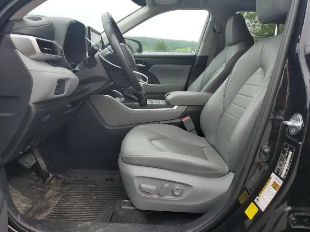 2021 TOYOTA HIGHLANDER XLE  