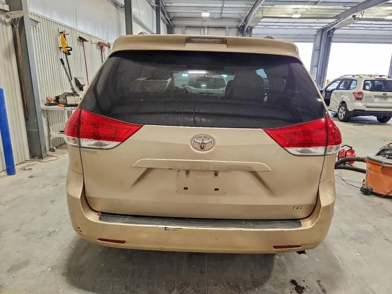 2014 TOYOTA SIENNA LE  