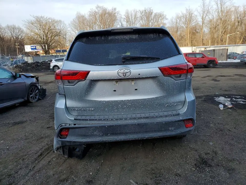 2019 TOYOTA HIGHLANDER SE  