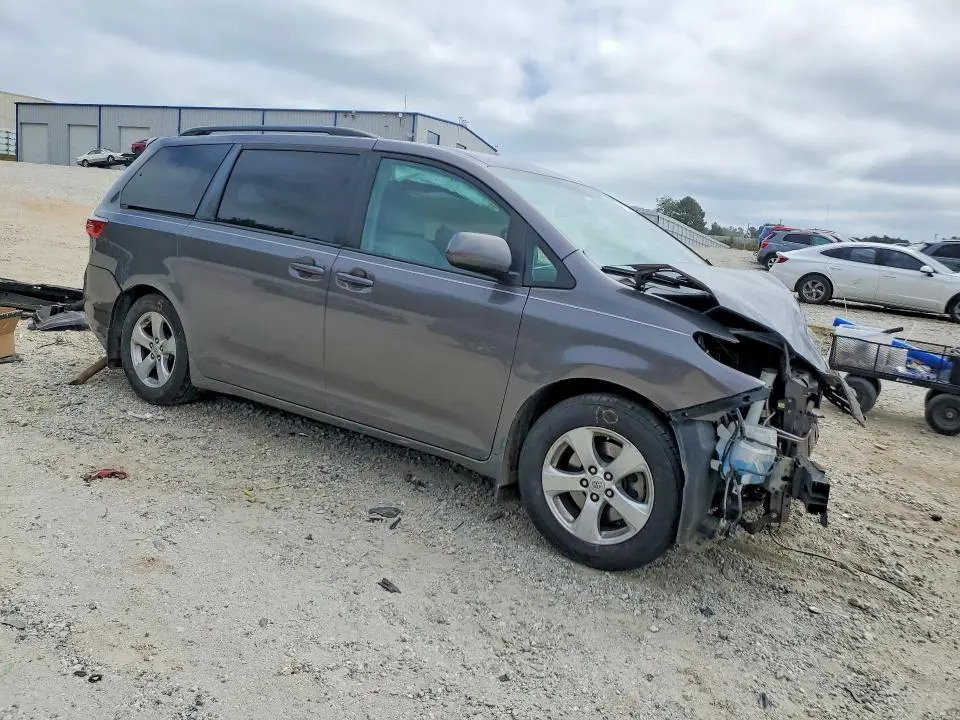 2016 TOYOTA SIENNA LE  