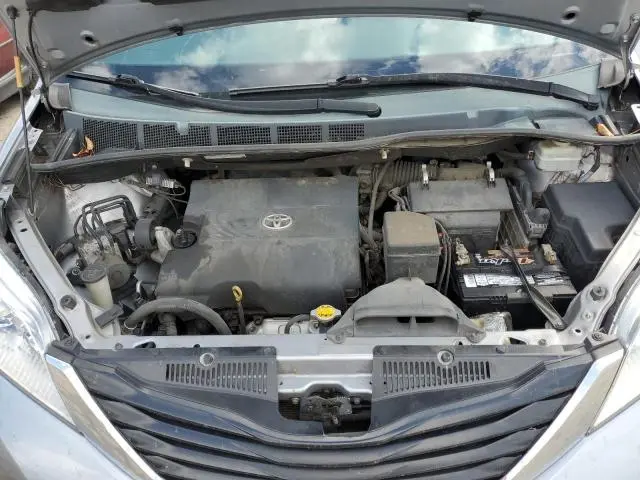 2013 TOYOTA SIENNA LE  