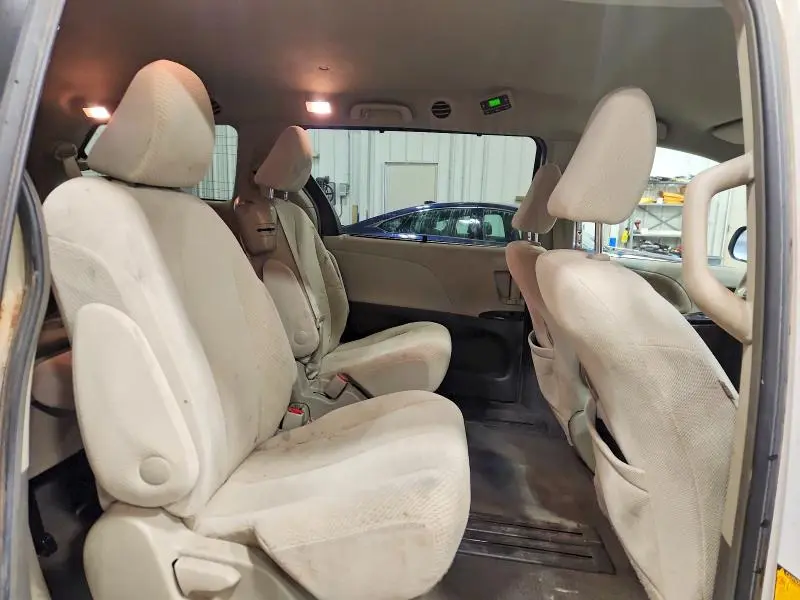 2014 TOYOTA SIENNA LE 8-PASSENGER  