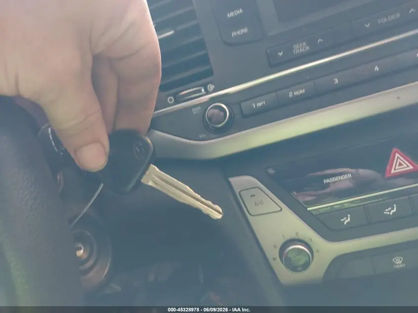 2018 HYUNDAI ELANTRA SE