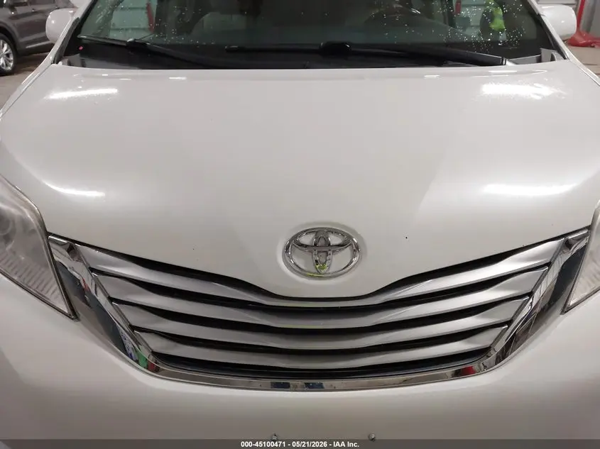 2011 TOYOTA SIENNA LIMITED V6