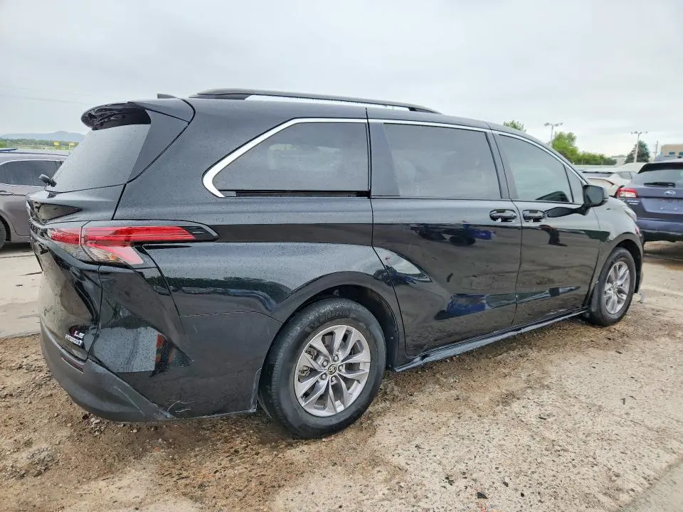 2022 TOYOTA SIENNA LE  