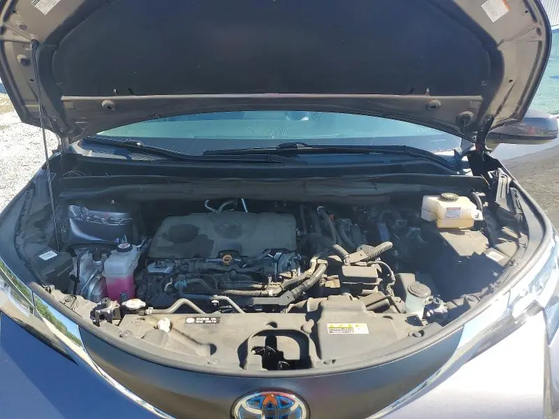 2021 TOYOTA SIENNA XLE  