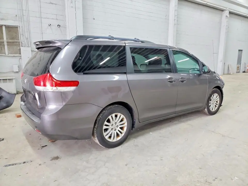 2013 TOYOTA SIENNA XLE 8-PASSENGER  