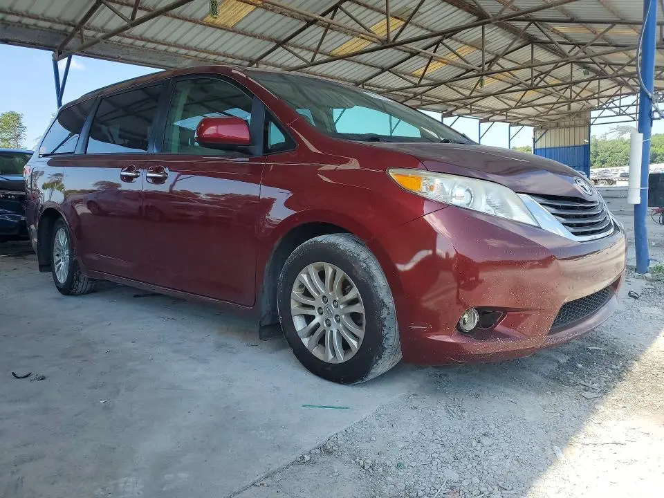 2014 TOYOTA SIENNA XLE 8-PASSENGER  