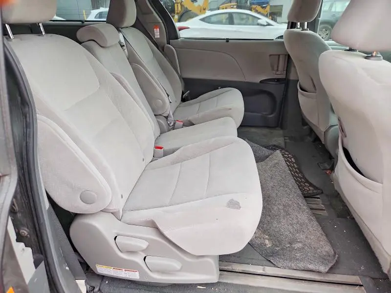 2016 TOYOTA SIENNA LE  