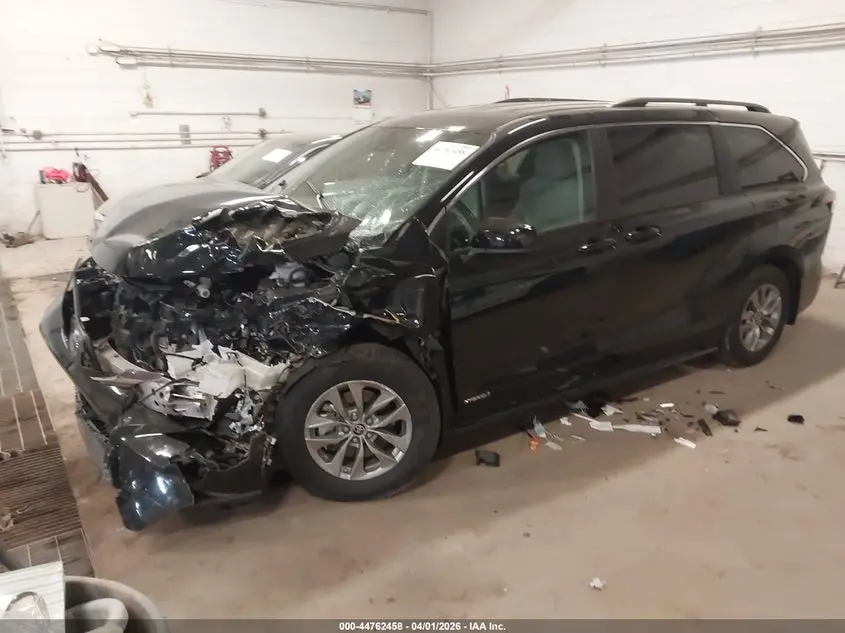2021 TOYOTA SIENNA LE