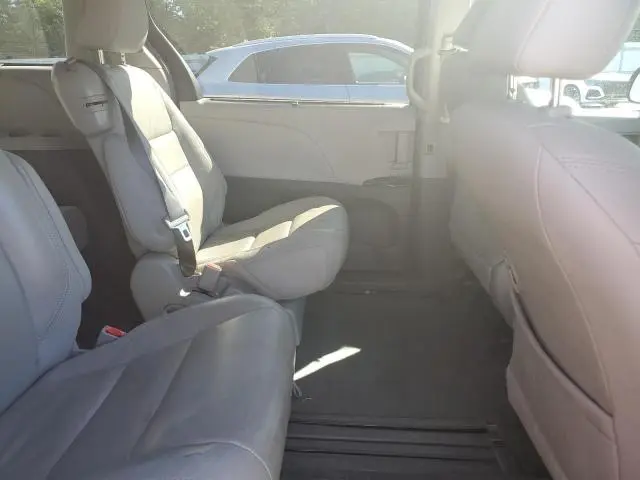 2015 TOYOTA SIENNA XLE  