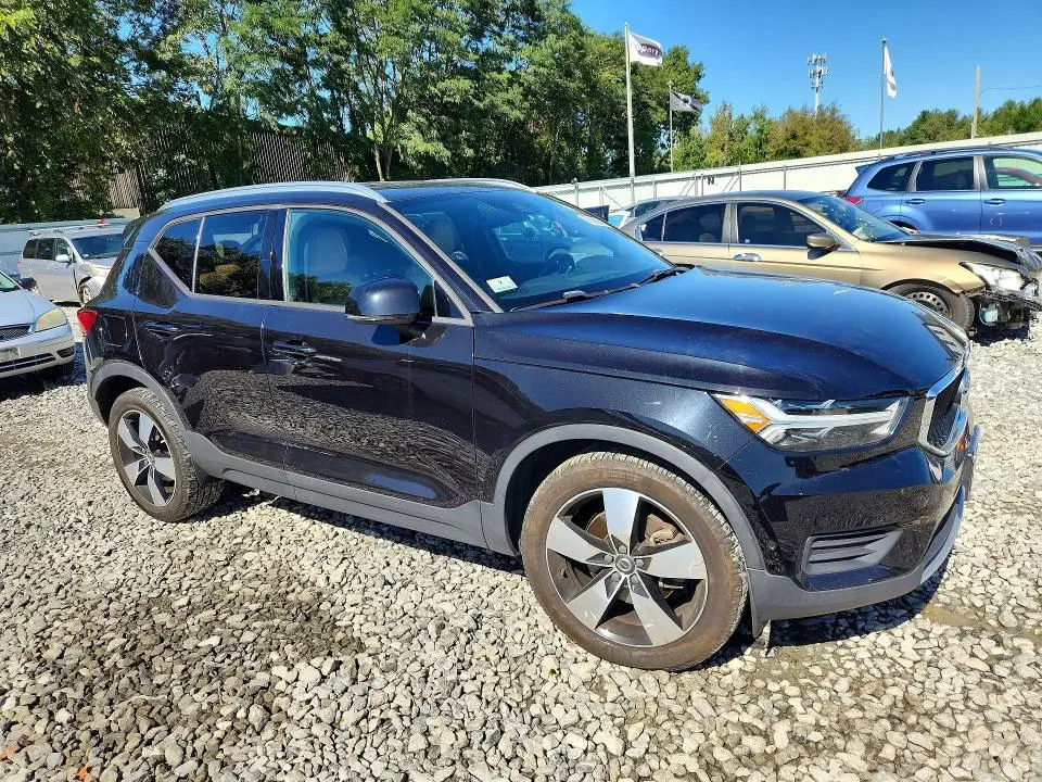 2019 VOLVO XC40 T5 MOMENTUM  