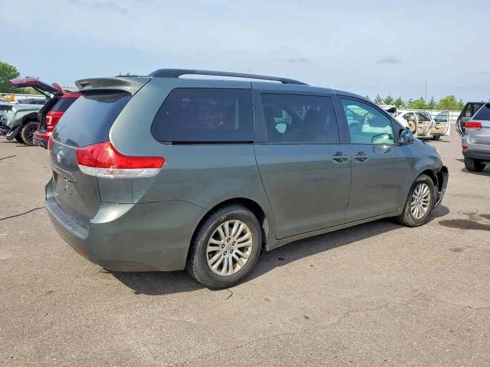 2013 TOYOTA SIENNA XLE  