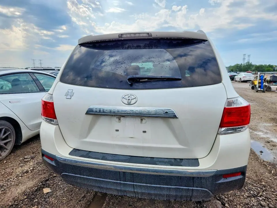 2012 TOYOTA HIGHLANDER SE  