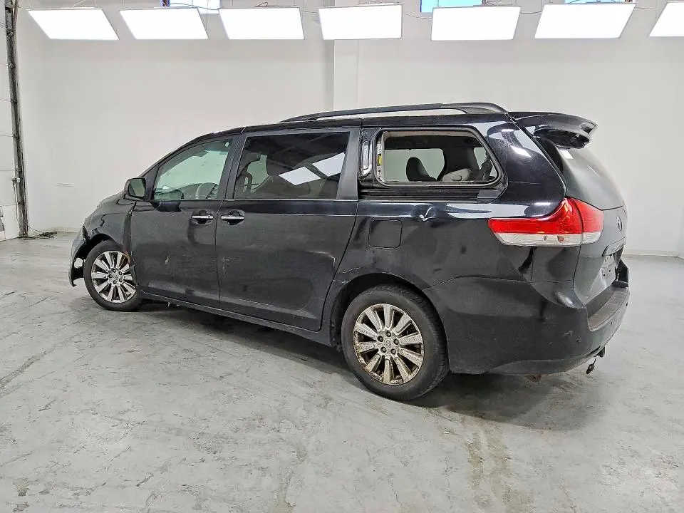 2014 TOYOTA SIENNA XLE 7-PASSENGER  
