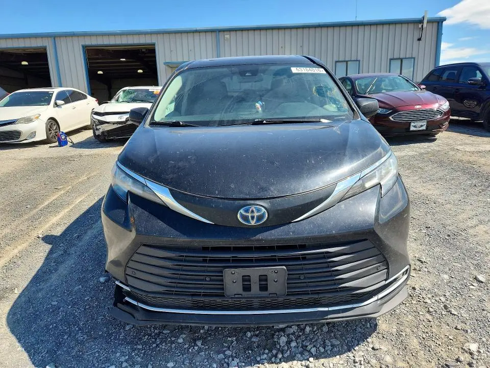 2021 TOYOTA SIENNA XLE  