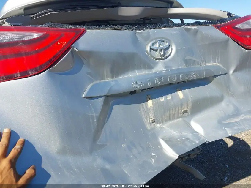 2020 TOYOTA SIENNA XLE