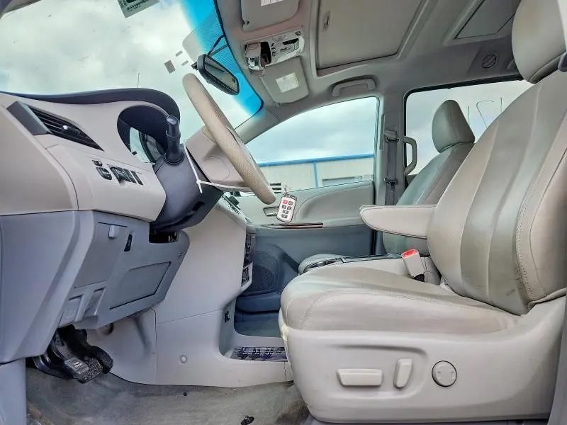 2013 TOYOTA SIENNA   
