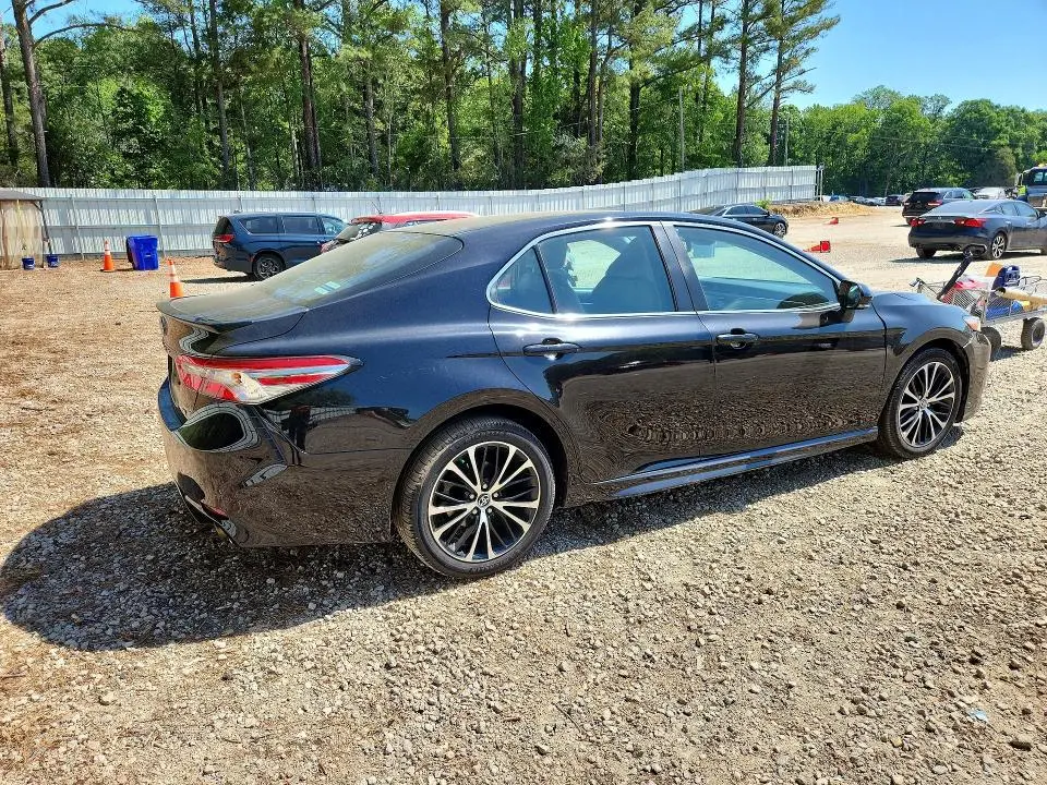 2018 TOYOTA CAMRY SE  