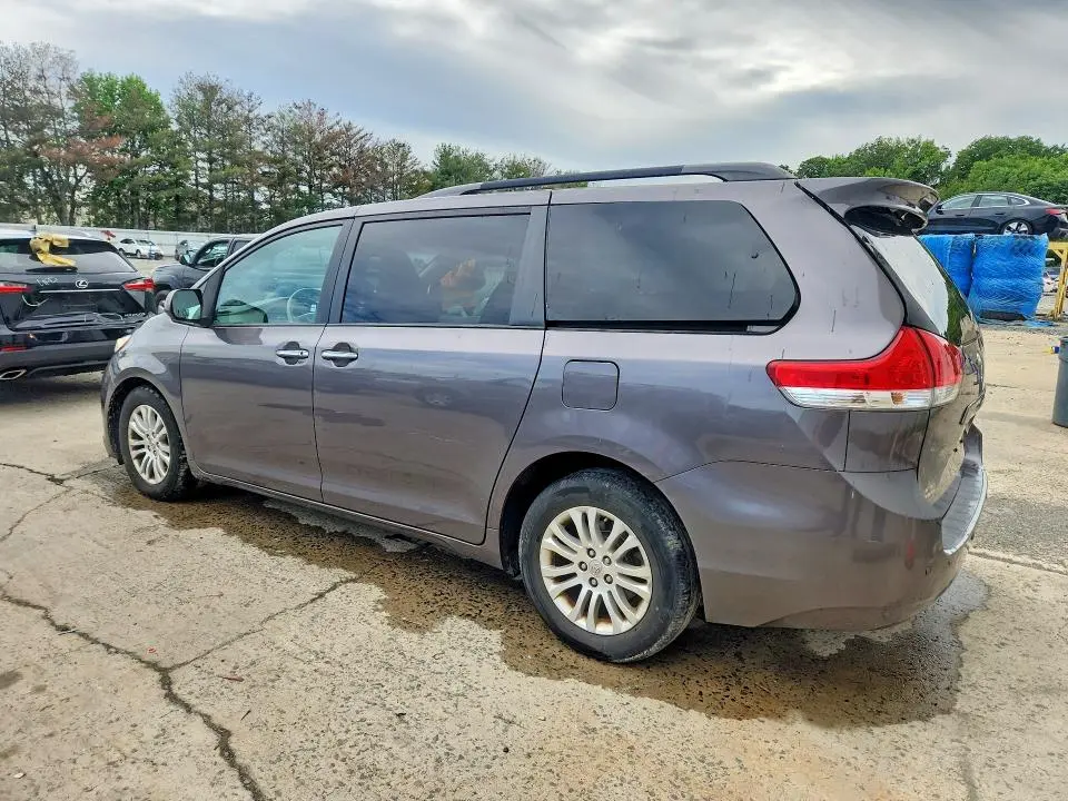 2014 TOYOTA SIENNA XLE 8-PASSENGER  