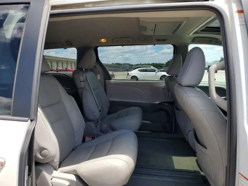2017 TOYOTA SIENNA XLE PREMIUM 8-PASSENGER  