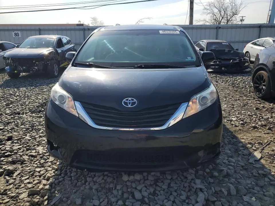2015 TOYOTA SIENNA LE 8-PASSENGER  