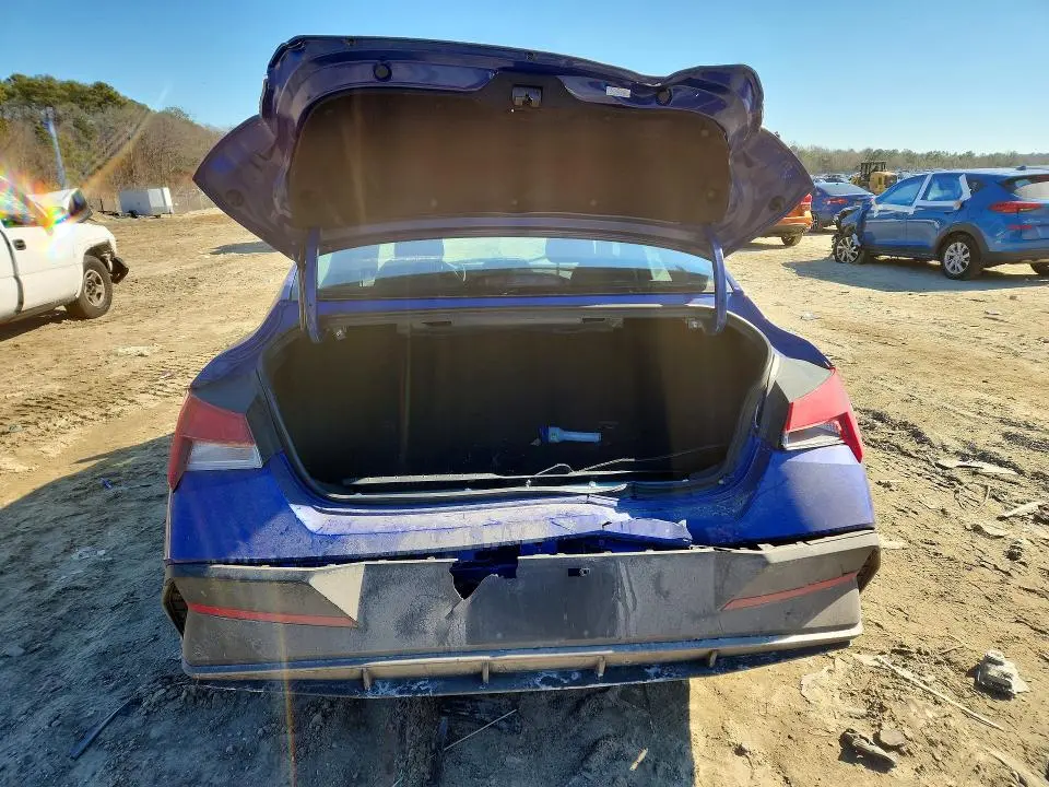2024 HYUNDAI ELANTRA SE  