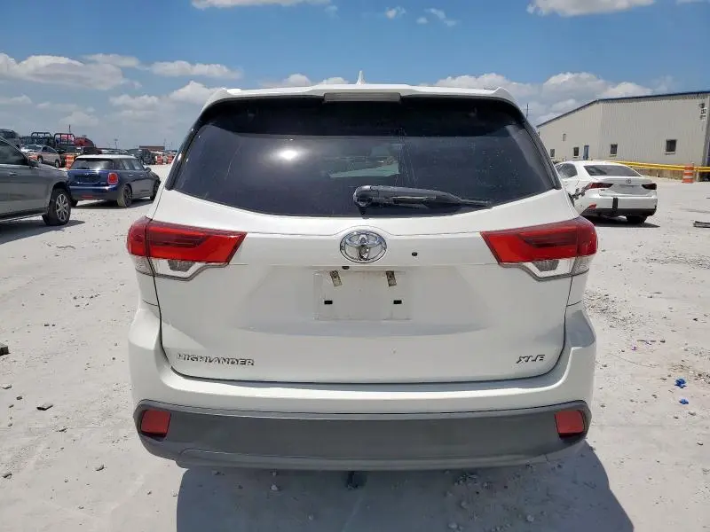 2018 TOYOTA HIGHLANDER SE  