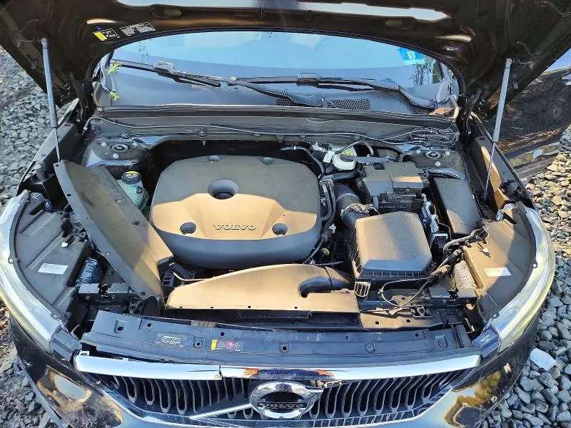 2020 VOLVO XC40 T5 MOMENTUM  