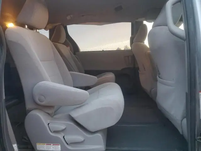 2018 TOYOTA SIENNA LE  