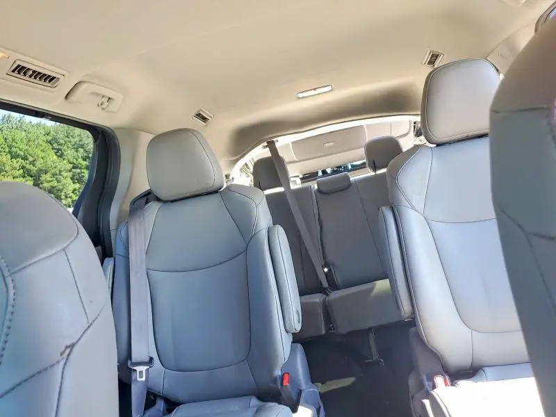 2021 TOYOTA SIENNA XLE  