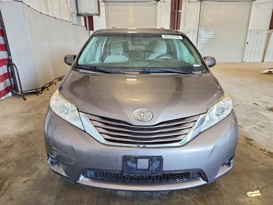 2017 TOYOTA SIENNA LE  