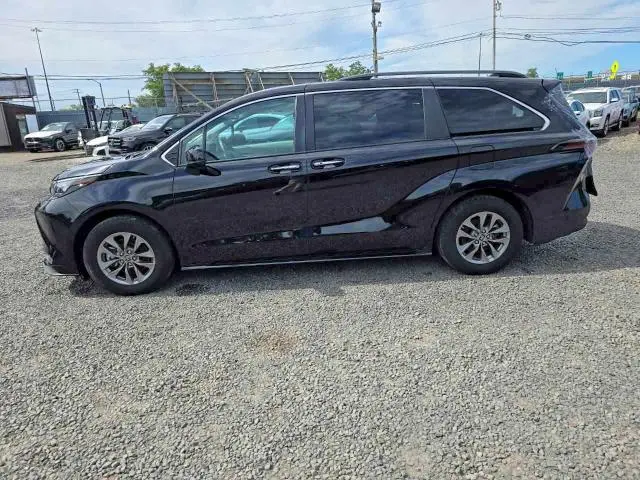 2024 TOYOTA SIENNA XLE  
