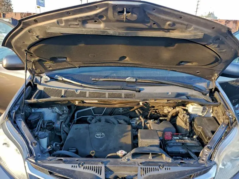 2019 TOYOTA SIENNA XLE  