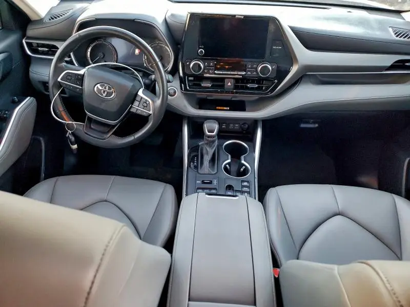 2024 TOYOTA HIGHLANDER LE  