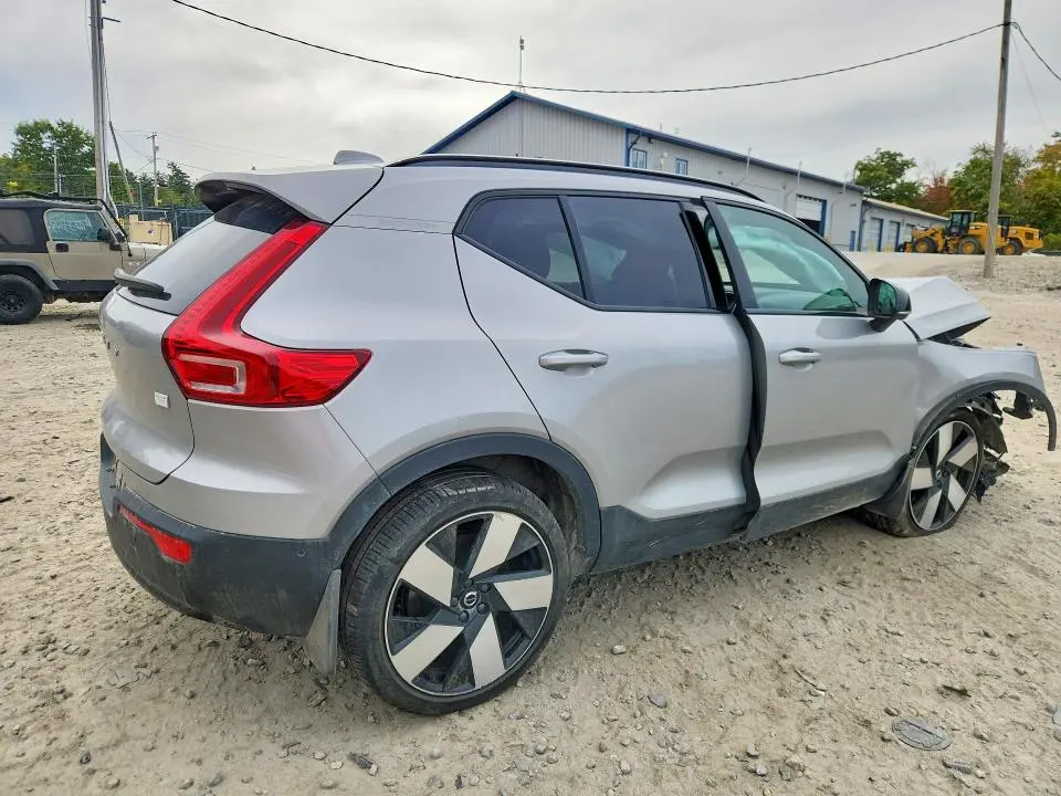 2023 VOLVO XC40   