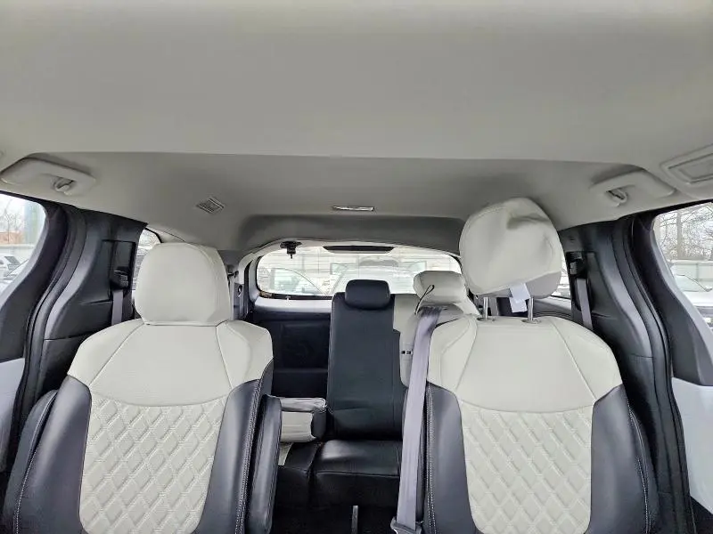 2025 TOYOTA SIENNA LE  