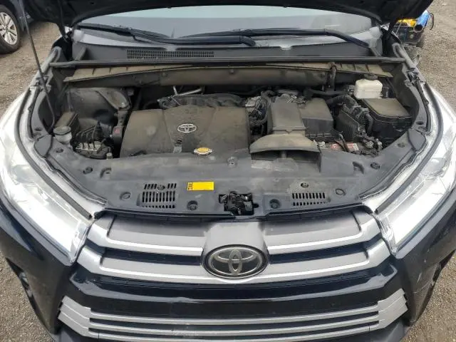 2017 TOYOTA HIGHLANDER SE  