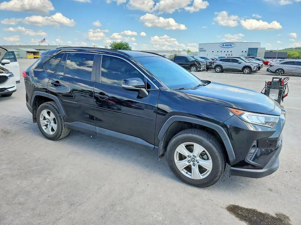 2020 TOYOTA RAV4 XLE  