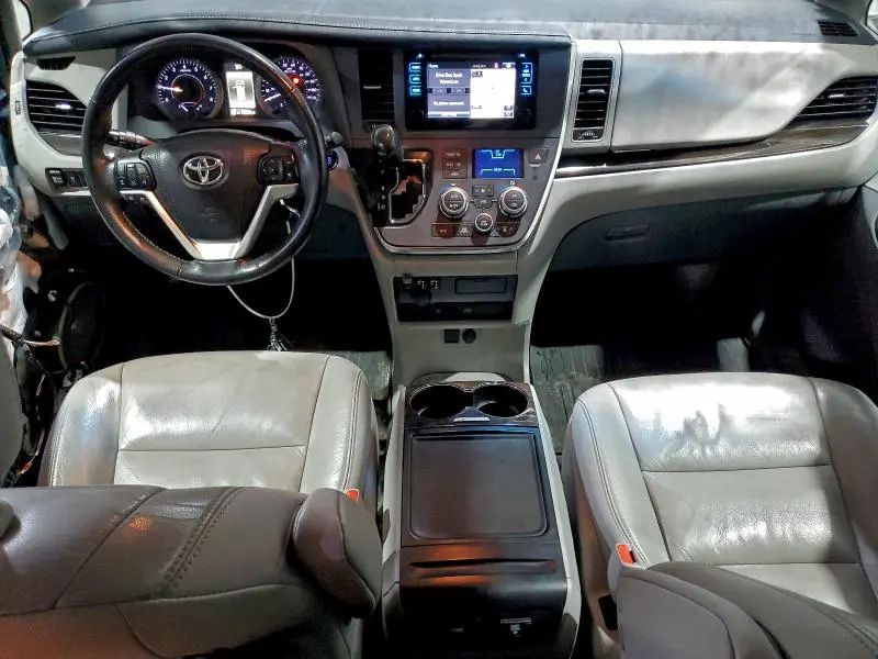 2017 TOYOTA SIENNA XLE  
