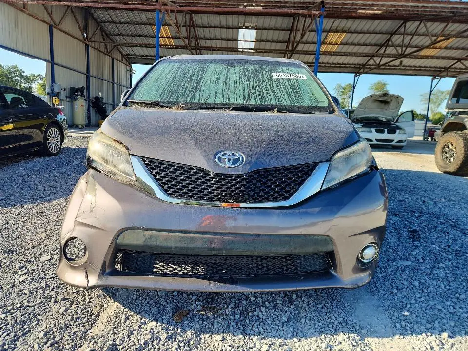 2016 TOYOTA SIENNA SE  