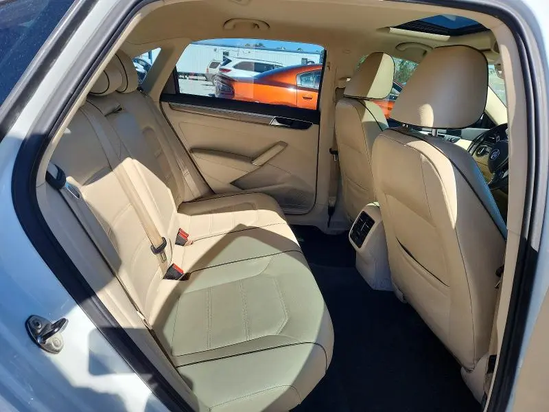 2017 VOLKSWAGEN PASSAT SE  