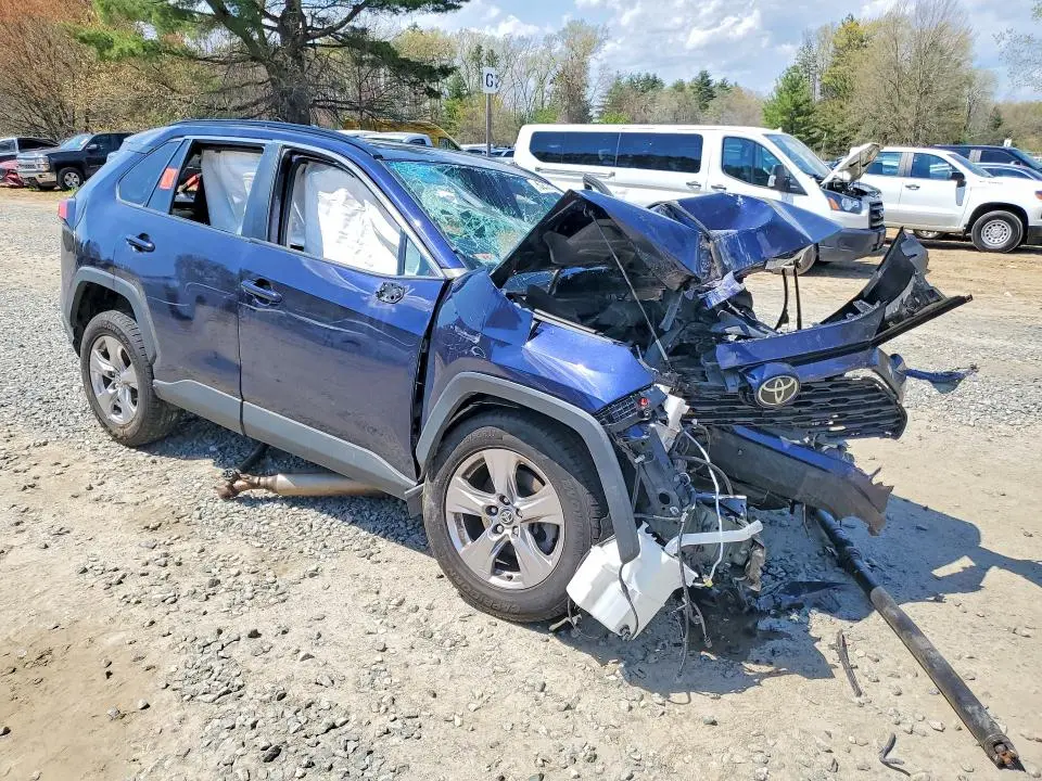 2022 TOYOTA RAV4 XLE  