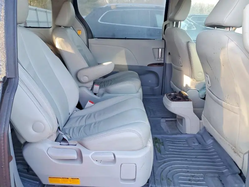 2013 TOYOTA SIENNA XLE  