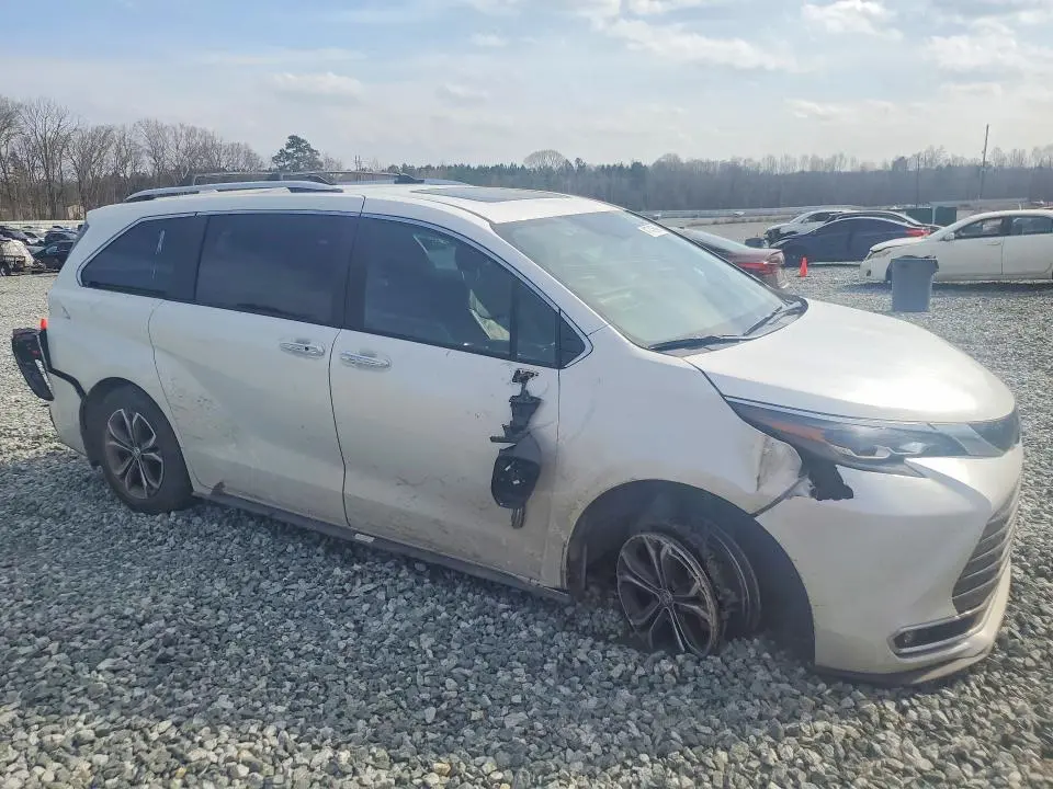 2025 TOYOTA SIENNA   