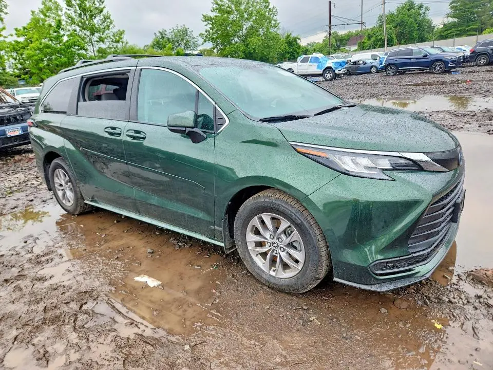 2022 TOYOTA SIENNA LE  