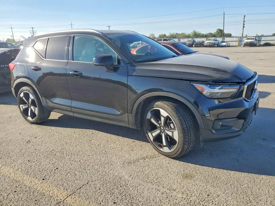 2022 VOLVO XC40 T5 MOMENTUM  