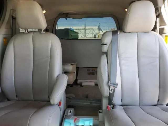 2014 TOYOTA SIENNA LE  