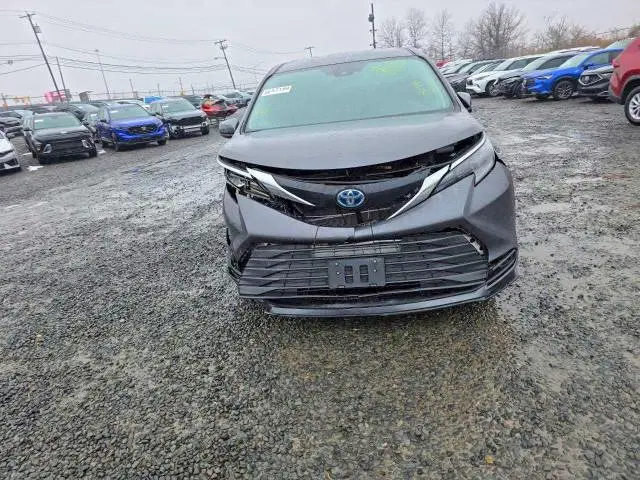 2025 TOYOTA SIENNA LE  