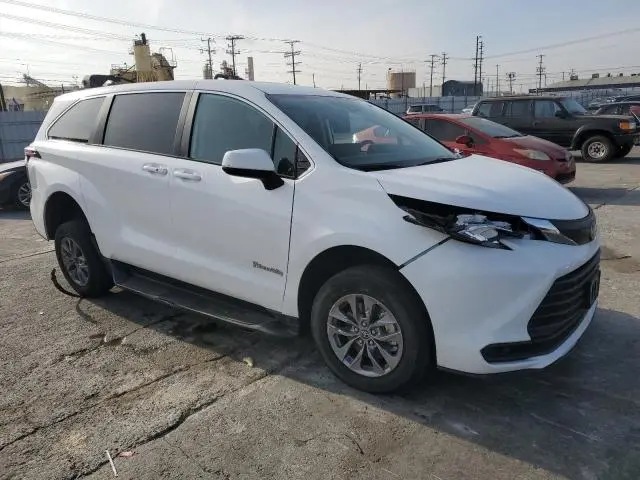 2024 TOYOTA SIENNA LE  